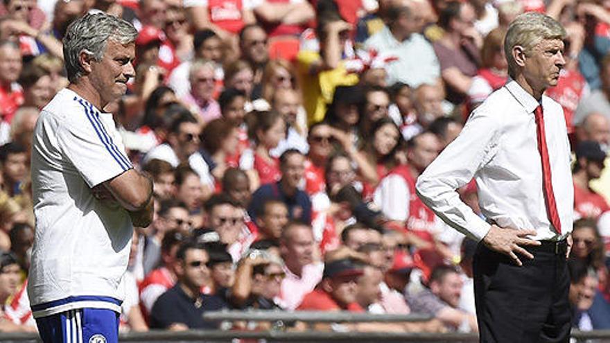 José Mourinho y Arsène Wenger, durante el partido.