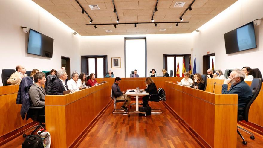 Los representantes políticos de Vila, esta mañana, durante el ensordecedor pleno por la protesta en la calle de los trabajadores. | J. A. RIERA