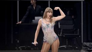 La cantante Taylor Swift durante la primera de sus dos actuaciones en el Estadio Santiago Bernabéu, en el marco de la etapa europea de The Eras Tour.