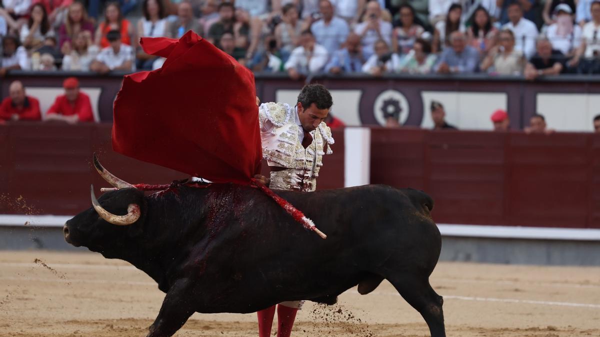 David de Miranda rubrica su faena por manoletinas en Las Ventas.