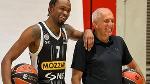 Kevin Punter, estrella del Partizan, posa con Obradovic en el media day del club