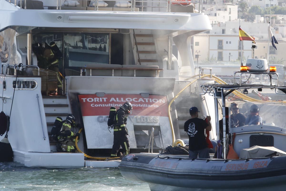 Incendio de un yate en Ibiza