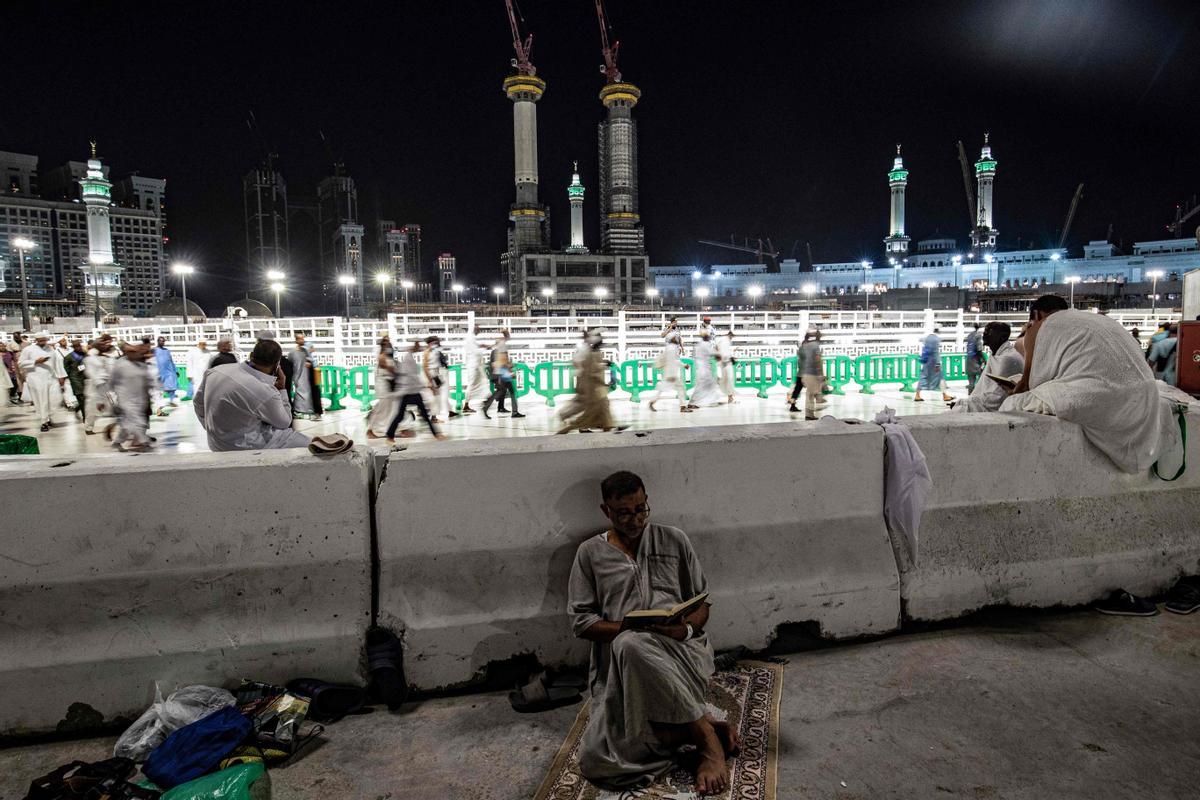 Un fiel musulmán lee el Sagrado Corán en la Gran Mezquita de la ciudad santa de La Meca en Arabia Saudita , durante la peregrinación anual del Hajj.