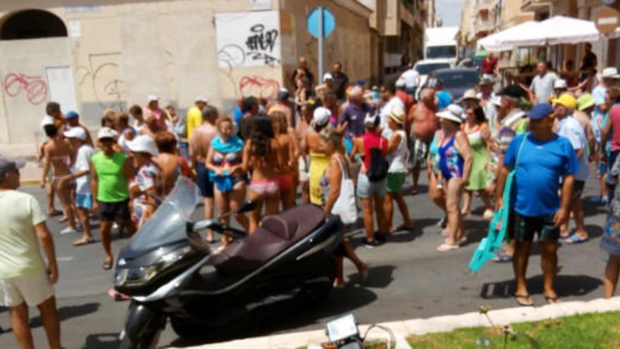 Protesta espontánea en Torrevieja por la falta de socorristas