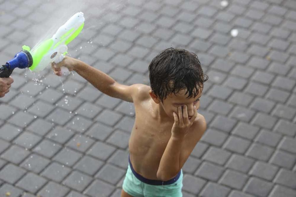 El cuarto día de las fiestas del barrio tuvo el agua como protagonista