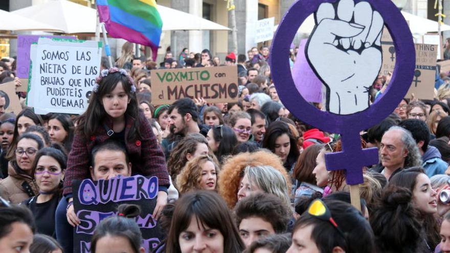 Multitudinària manifestació feminista a Girona