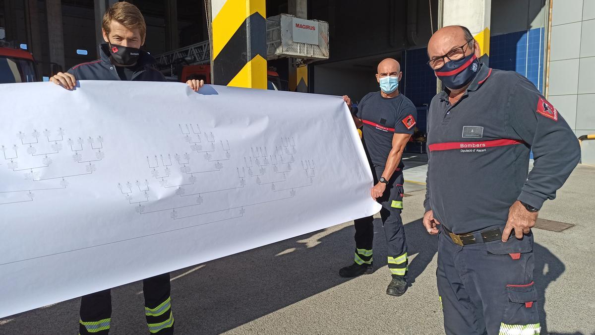 Reconocimiento de los compañeros a Manuel Vera Pastor, a la derecha, cabo de los bomberos de Torrevieja y uno de los primeros que trabajó en el destacamento de la ciudad