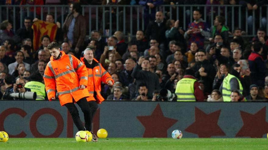 Lanzamiento de balones amarillos en el Camp Nou.