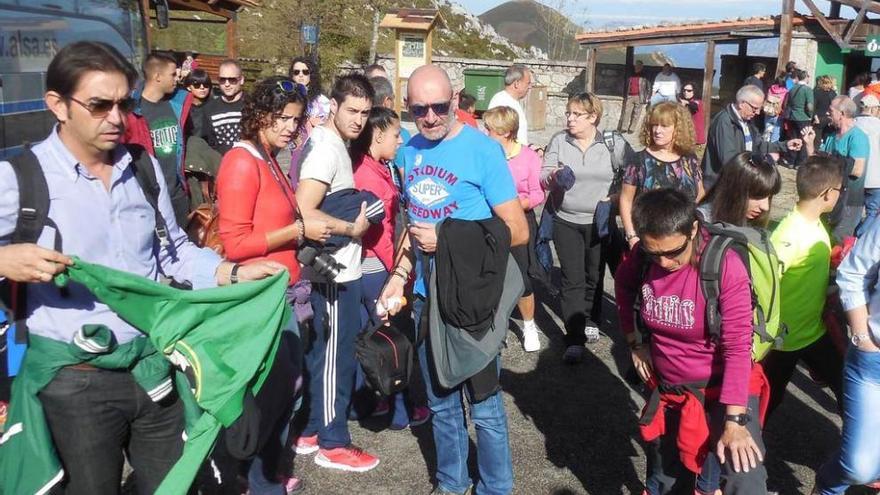 Los turistas colapsan Covadonga en el puente del Pilar