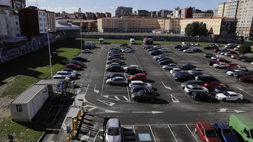 Vehículos en el aparcamiento de Peritos. | Juan Plaza