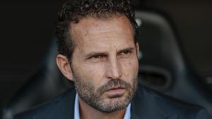 VALENCIA, 24/09/2024.- El entrenador del Valencia CF, Rubén Baraja, antes del encuentro correspondiente a la séptima jornada de LaLiga EA Sports que enfrenta al Valencia CF y al Osasuna en el estadio de Mestalla en Valencia, este martes. EFE/ Biel Aliño