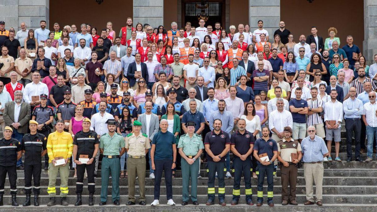 The mayor of Orotava poses with the honorees at the City Hall headquarters. | | ED The mayor of Orotava poses with the honorees at the City Hall headquarters. | | ED