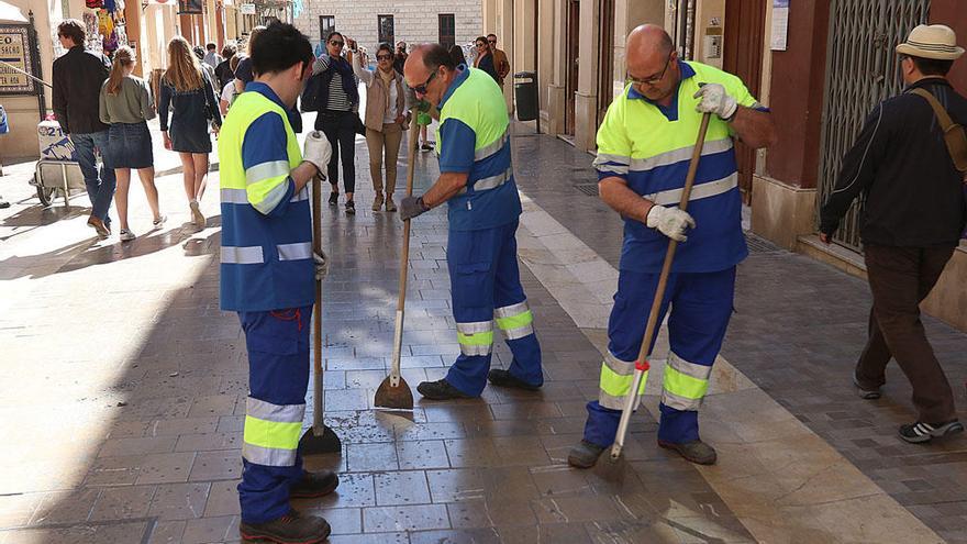 Operarios de Limasa eliminando la cera de las calles tras la Semana Santa.