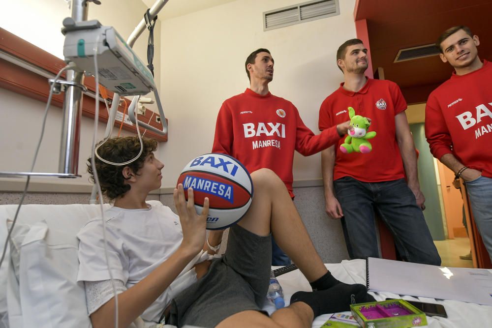 La visita dels jugadors del Baxi a la planta de pediatria de Sant Joan de Déu