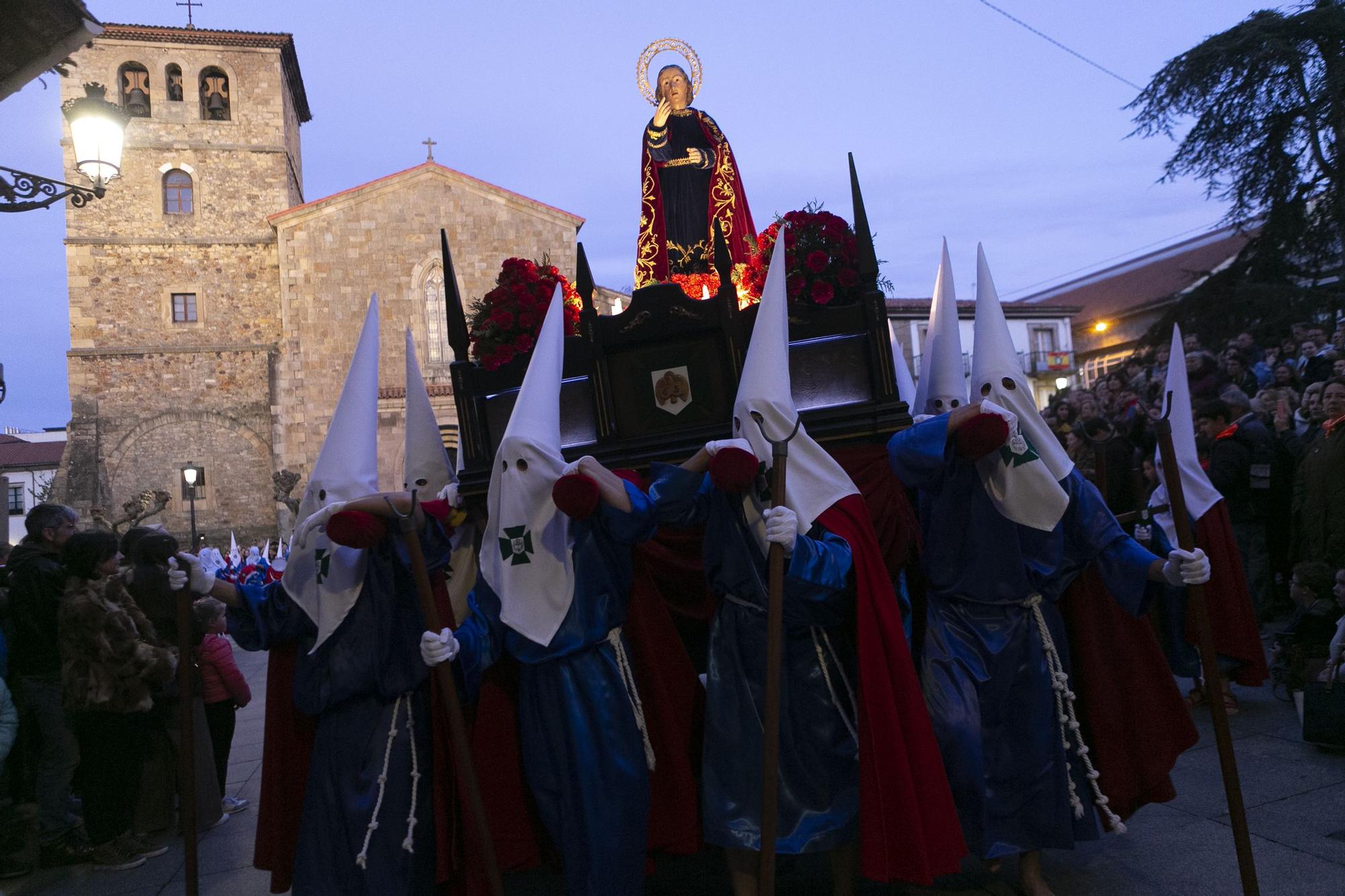 EN IMÁGENES: Así fue la procesión del Encuentro en Avilés