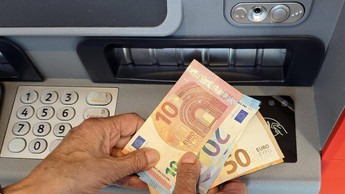 Un cliente retirando efectivo en un cajero automático en Vigo.