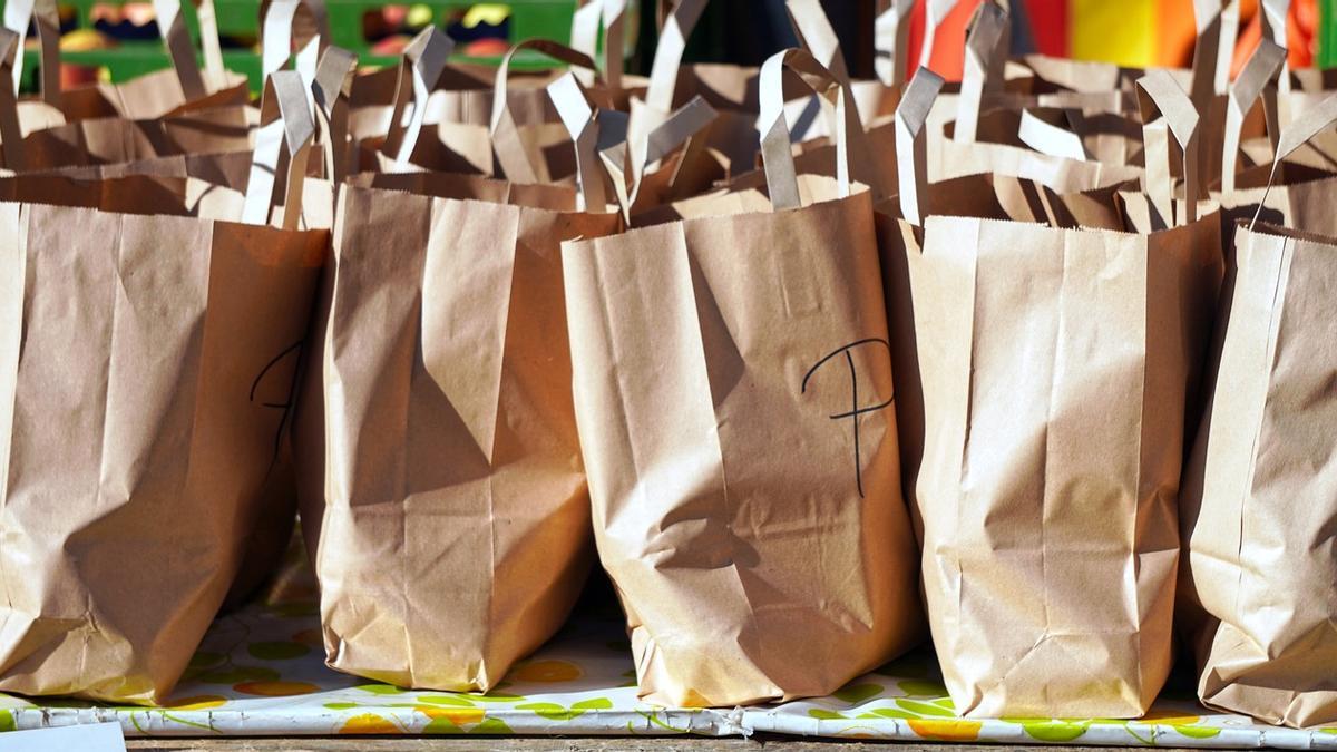 Ojo con llevar las bolsas de la compra en ela siento del coche: te pueden multar.