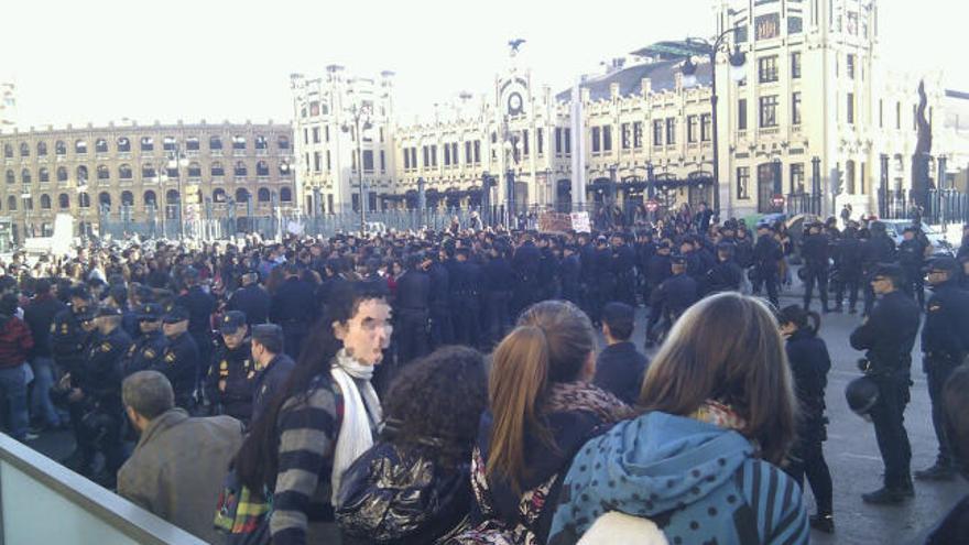 Decenas de policías durante la concentración esta mañana frente al Instituto Luis Vives de Valencia