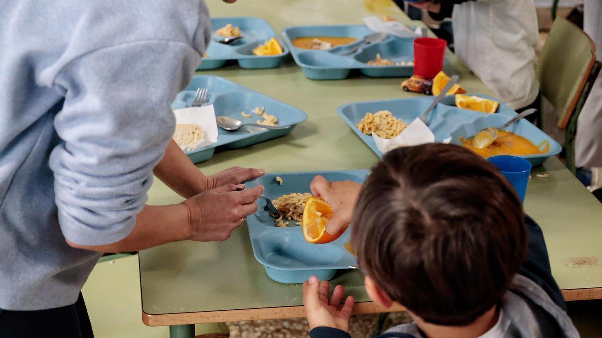 Un alumno en el comedor del CEO Bethencourt y Molina, en Tenerife