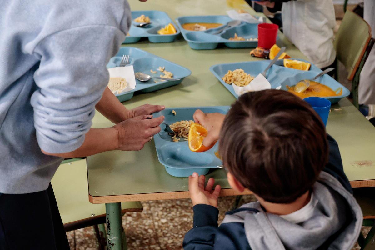 Un alumno en el comedor del CEO Bethencourt y Molina, en Tenerife