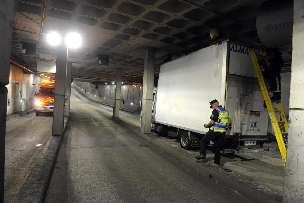 Un camión atascado en el túnel de María Pita