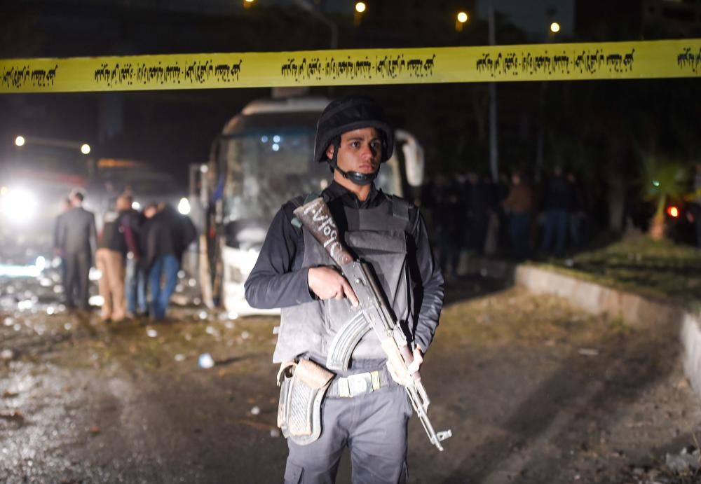 Las fotos del bus tras la explosión en El Cairo.