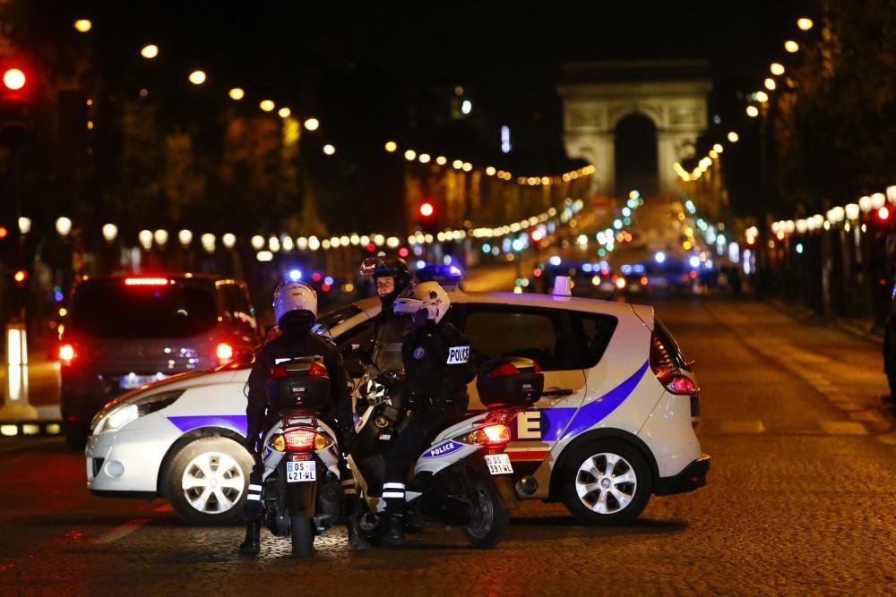 Atentado terrorista en los Campos Elíseos de París.