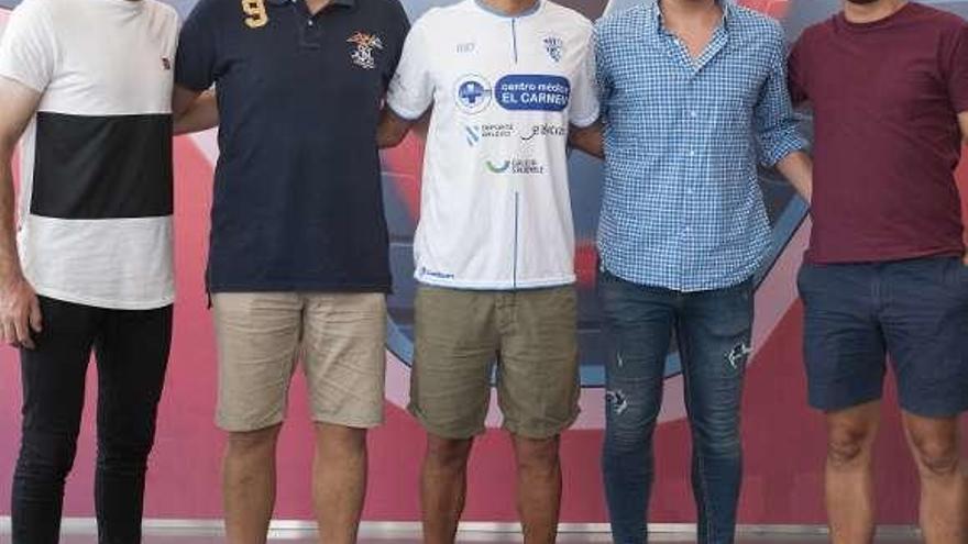 El cuerpo técnico del Ourense CF, con el jugador Robert. // Brais L.