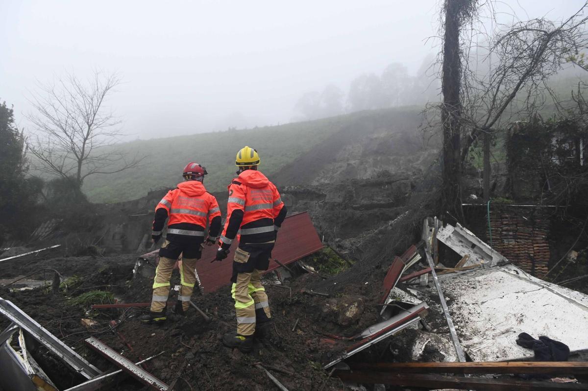 Un desprendimiento en la Autovía do Morrazo sepulta una vivienda en Moaña y deja un vecino herido