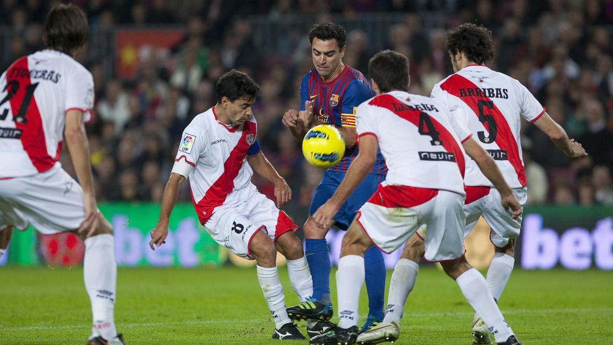Míchel pressiona Xavi Hernández, en un partit al Camp Nou