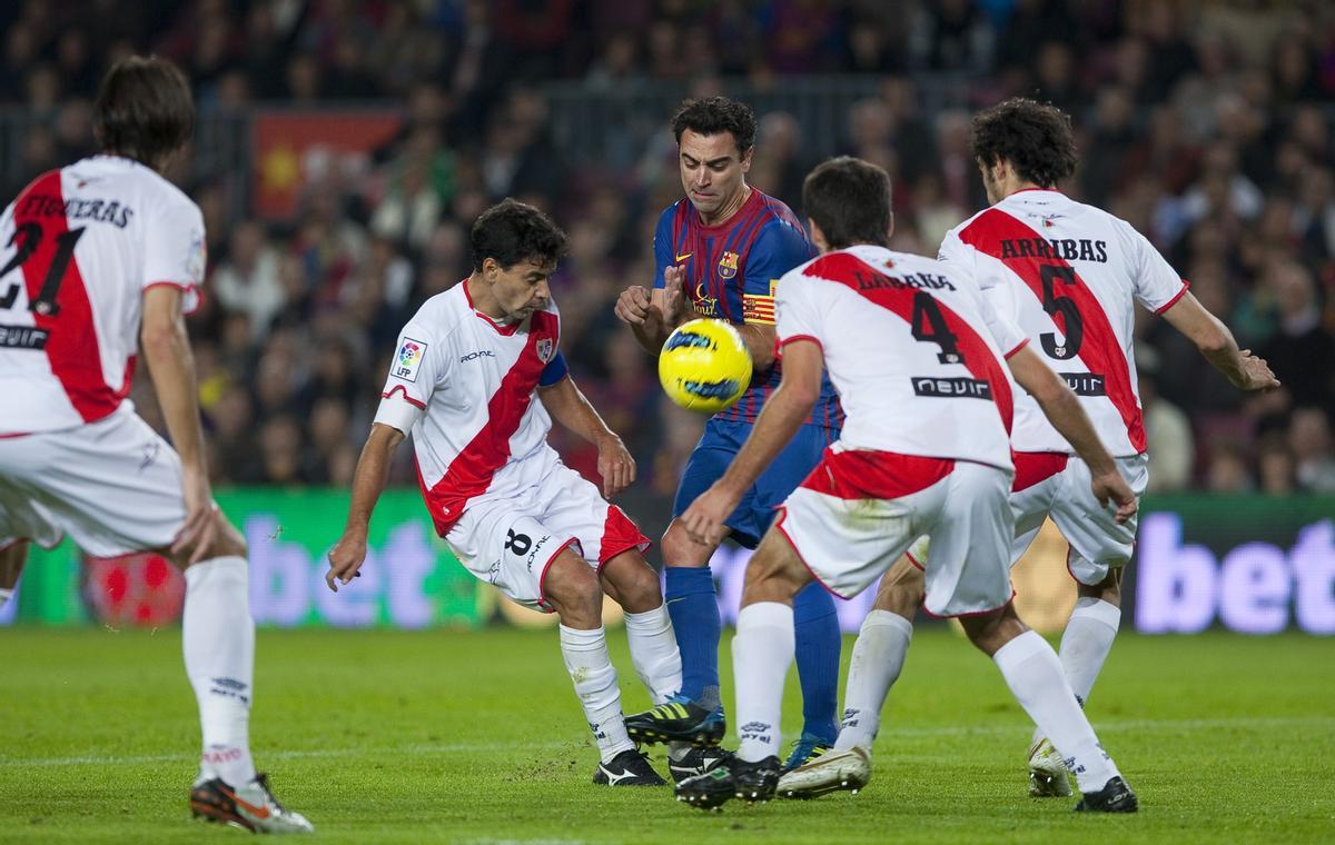 Míchel pressiona Xavi Hernández, en un partit al Camp Nou