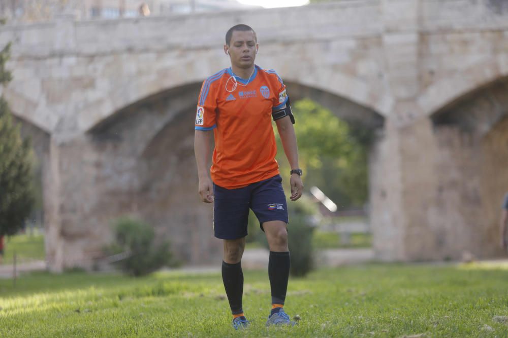 Deportistas en el Paseo Marítimo y en el Jardín del Turia de València