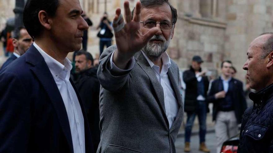 1- Rajoy, con un vendaje en la mano, se despide en la Plaza Mayor 2- El presidente charla con Martínez-Maíllo en la Encarnación. 3-El líder popular intercambia impresiones con dos mujeres a la salida del Ramos Carrión. 4- Un hombre protesta ante la llegada de Rajoy. 5- El mandatario posa junto a una niña. 6- El presidente, junto a Mayte Martín Pozo, antes de recibir la capa alistana. 7- Cartel de protesta de la Policía Municipal.