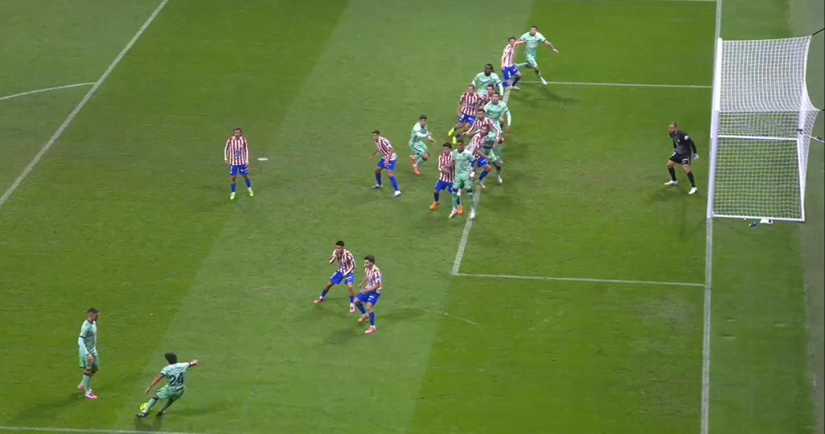 La imagen del VAR sobre la falta directa de Carlos Álvarez