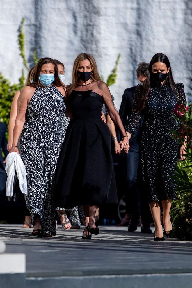 Ana Obregón, Carolina Monje y familia en el funeral de Aless Lequio