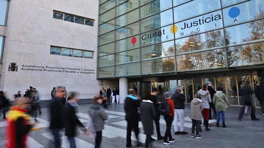 Fachada principal del edificio de la Ciudad de la Justicia en la ciudad de València.