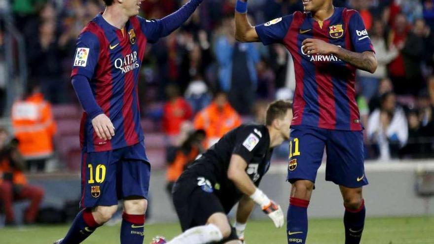 Neymar felicita a Messi tras uno de sus goles ante el Getafe.