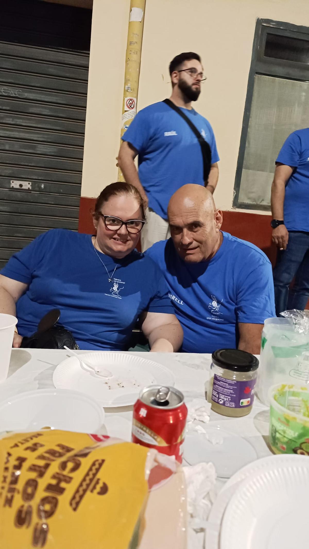 El cubano Luis Morell disfruta de una cena de las noches de Hogueras con su comisión