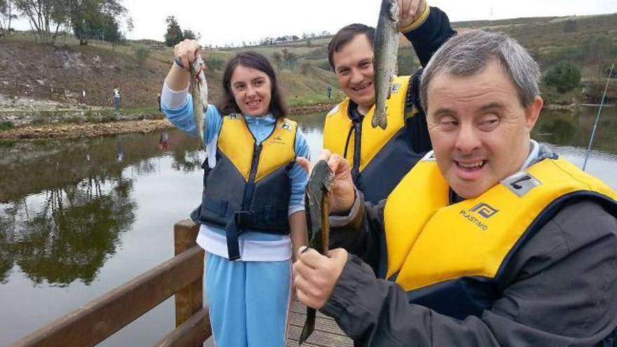 Cristina Arias, Manuel Sierra y Miguel Fernández muestran parte de sus capturas del día en El Arenero.