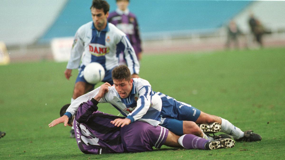 Joan Capdevila durante uno de sus primeros partidos con el Espanyol, en 1999.