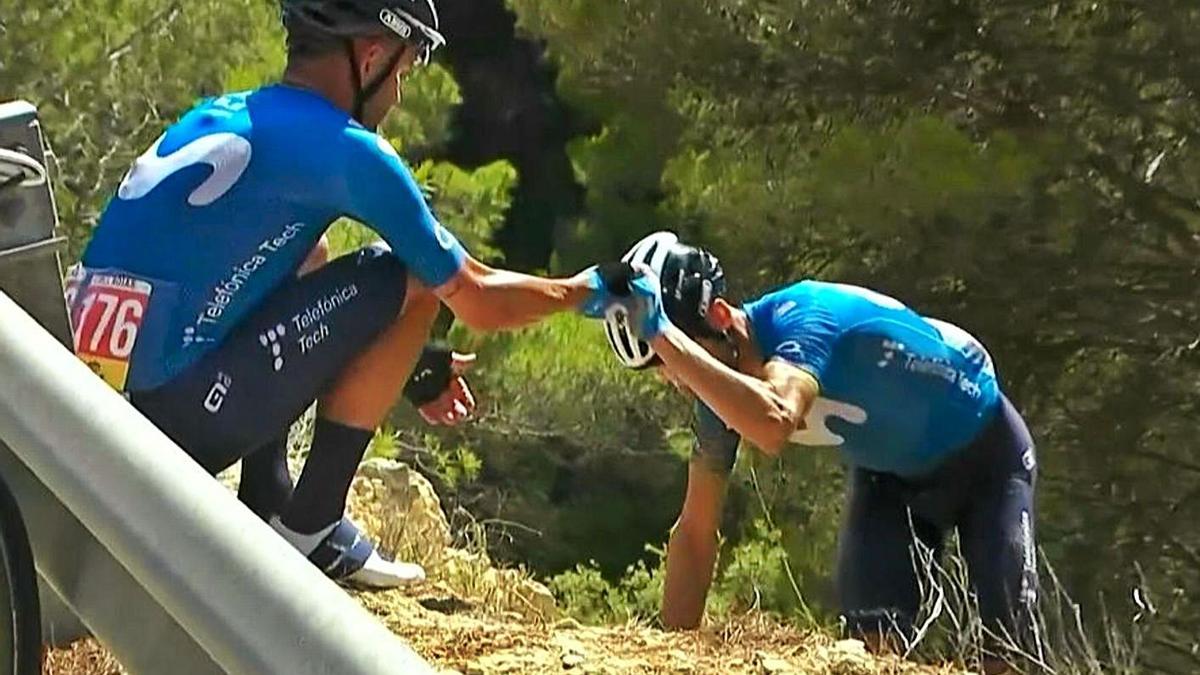 José Joaquín Rojas ayuda a Alejandro Valverde a levantarse tras la caída del murciano en El Collao