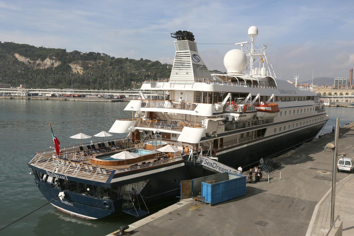 Imagen de archivo del 'Seadream I' en Barcelona, con capacidad para poco más de un centenar de cruceristas.