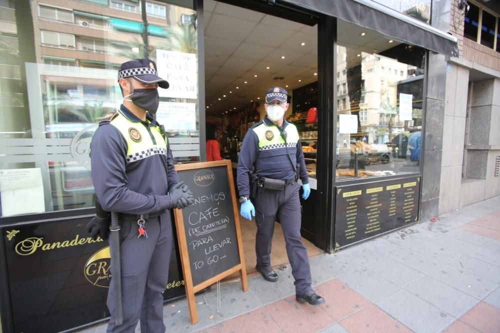 La Policía Local de Alicante revisa los comercios