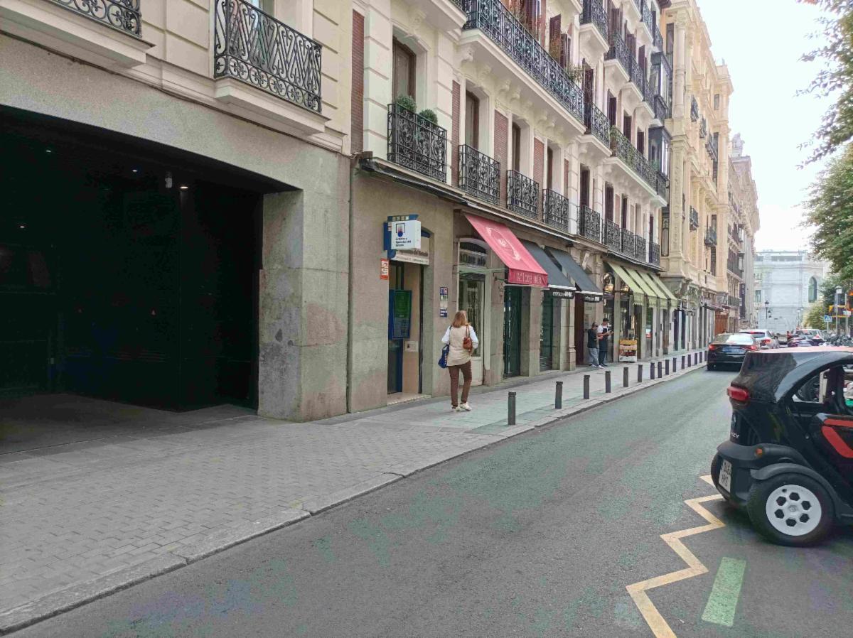 Administración de lotería de Chueca, en la calle Barquillo número 10 de Madrid, que ha vendido el segundo premio de la lotería de Navidad 2025