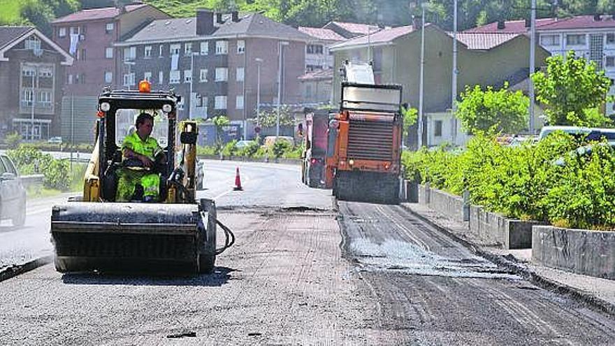 Las obras de mejora del firme en la carretera de Pajares, a la altura de la localidad de Campomanes.