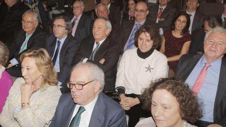 En primera fila, por la derecha, los exministros Ana de Palacio y Eduardo Serra. Detrás (tercero por la derecha) el exministro Carlos Solchaga. // X. Álvarez