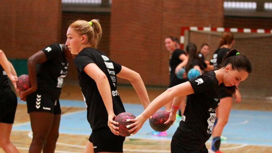 Las chicas de Carrasco ya entrenan en Carranque