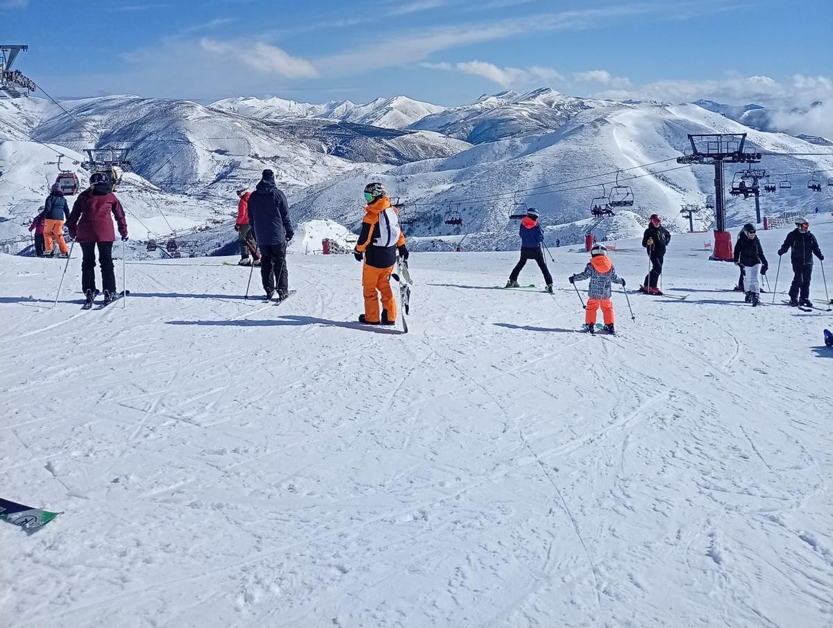 Esquiadores en Valgrande-Pajares.