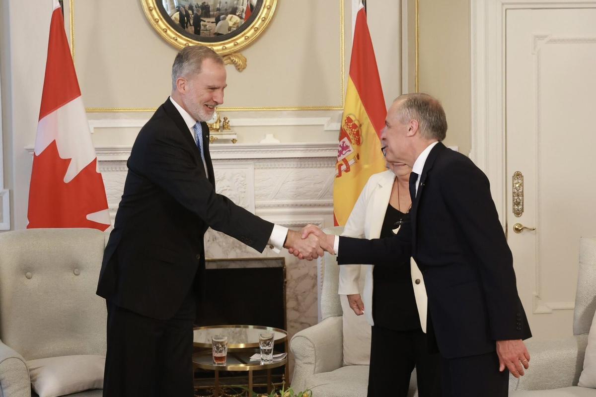 20/05/2026 El Rey se reúne con el primer ministro Carney en el arranque de su visita a Canadá. El Rey Felipe VI se ha reunido brevemente con el primer ministro de Canadá, Mark Carney, en el arranque de su visita a este país, que tendrá un marcado carácter comercial y en la que le acompaña, precisamente, el vicepresidente primero y ministro de Economía, Carlos Cuerpo. POLITICA CASA S. M. EL REY