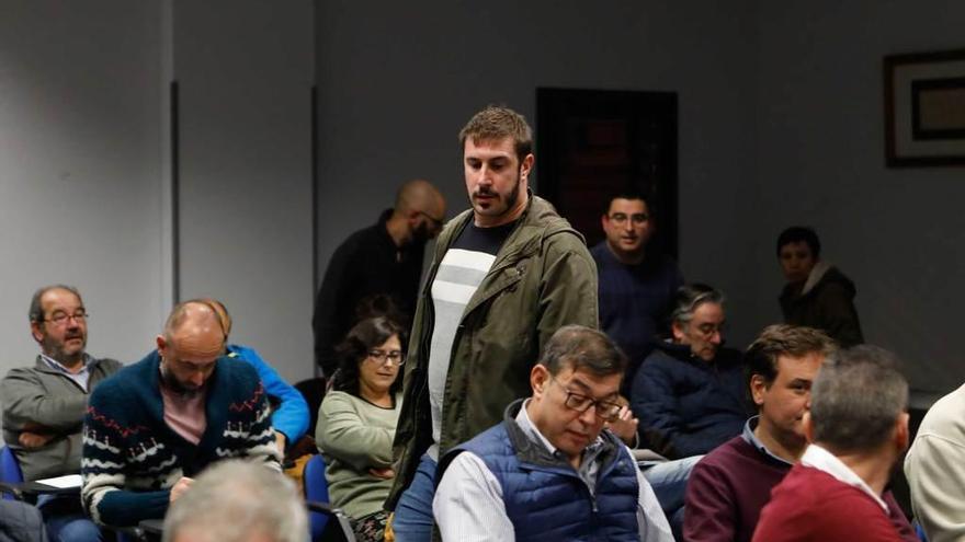 Adrián Arias pasa junto a los representantes del PSOE en la Plataforma por el Plan de Vías, Celso Ordiales y Pachi Blanco, poco antes del inicio de la reunión.